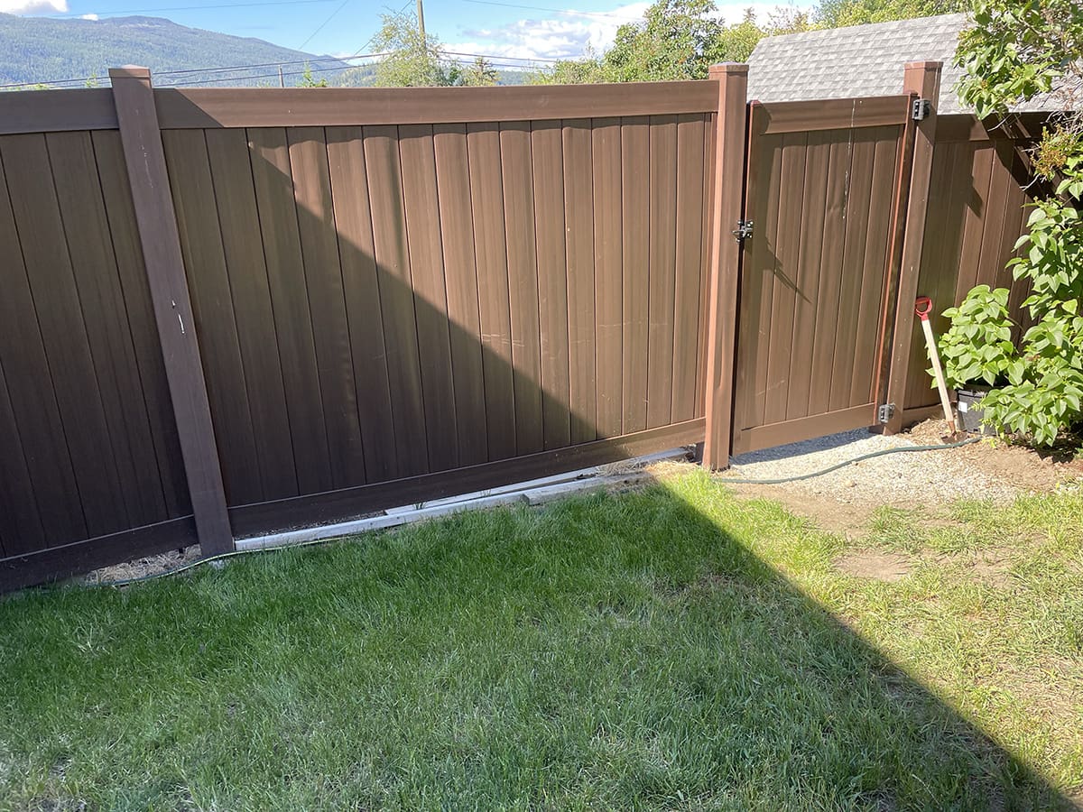 faded-vinyl-fence